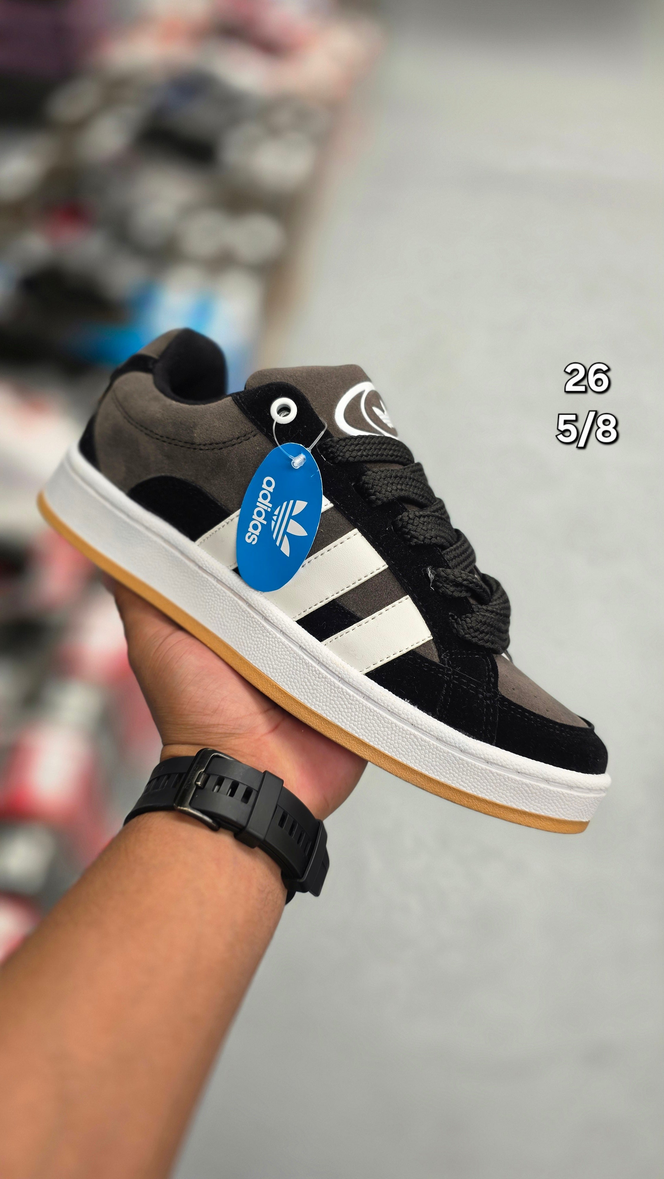(Adidas